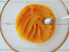 取200g蒸熟的南瓜，放入大碗里面，用勺子压碎成南瓜泥。