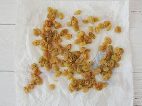 葡萄干提前用清水浸泡二十分钟，然后拽干水分，用厨房纸巾吸干表面的水分。