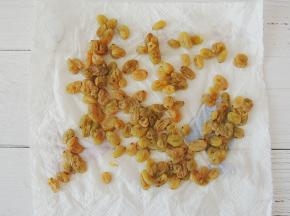 葡萄干提前用清水浸泡二十分钟，然后拽干水分，用厨房纸巾吸干表面的水分。