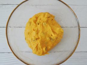 将南瓜泥、面粉和葡萄干全部混合搅拌均匀。