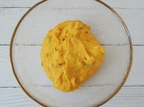 将南瓜泥、面粉和葡萄干全部混合搅拌均匀。