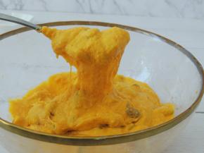 做发糕的面糊应该是比较浓稠的糊状，而不是做馒头那样的面团。如果觉得干的话，可以加入适量南瓜泥来调整干湿度。