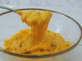 做发糕的面糊应该是比较浓稠的糊状，而不是做馒头那样的面团。如果觉得干的话，可以加入适量南瓜泥来调整干湿度。