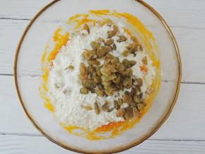 放入面粉和葡萄干。葡萄干的量不固定，随自己的喜好自由增减。