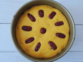 将南瓜面糊放入密闭的空间，发酵至明显变大，表面用红枣片装饰一下。