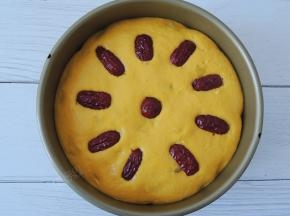 将南瓜面糊放入密闭的空间，发酵至明显变大，表面用红枣片装饰一下。