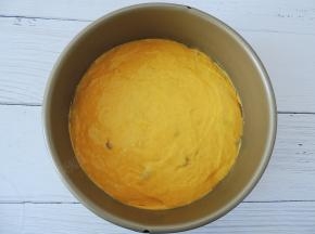 将拌好的南瓜面糊倒入六寸圆形活底蛋糕模里面，勺子背部蘸清水，把南瓜面糊表面抹平。面糊很粘黏，勺子蘸少许清水就不粘了。