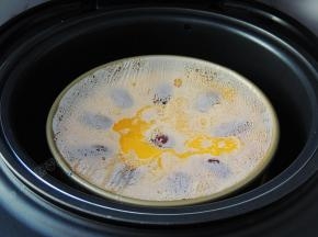 将模具表面盖上保鲜膜，放入电饭煲的甄子里面。盖保鲜膜的目的是为了防止水蒸气落入面糊里面。