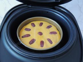 蒸熟的南瓜发糕取出来，切成块状就可以吃啦。