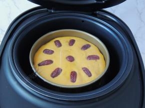 蒸熟的南瓜发糕取出来，切成块状就可以吃啦。