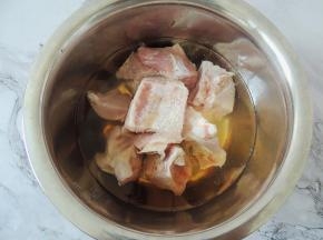 将排骨放入一个大碗中，加入一大勺盐和一大勺白醋，倒入一碗清水，然后用手揉搓两分钟。目的是将排骨里面的血水清洗干净，蒸熟之后才不会发黑，不会有腥味。