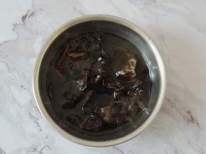 将木耳提前放入冷水中充分泡发，冷水泡发的木耳口感更好一些。如果时间紧的话，可以用温水泡发，但是不要用热水来泡木耳，口感会大打折扣的。