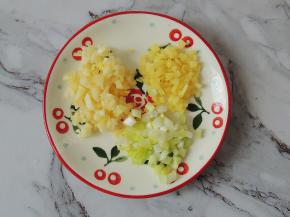 生姜清洗干净以后削去外皮，切成姜末，大蒜去皮切成蒜末，小葱取葱白部分切成末。