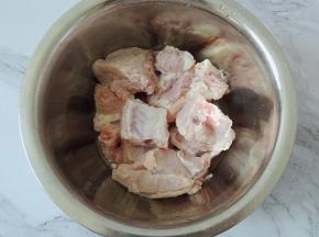 用清水冲洗两遍，沥干水分备用。或者用厨房纸巾将排骨表面的水分擦干。可以看见这时候的排骨已经很干净了。