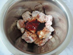 排骨中加入适量生抽、料酒、蚝油、盐。生抽和蚝油都是有咸味的，盐的量要根据个人的口味适量添加。