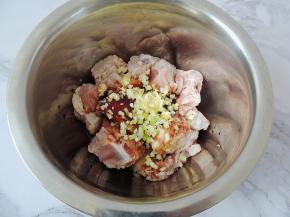 将之前切好的葱白、姜末、蒜末全部倒入排骨中。