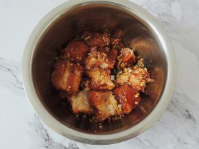 用手抓匀，腌制1个小时以上。这里不要用筷子，要用手揉搓，给排骨按摩，让排骨入味。温度高的话需要放入冰箱冷藏腌制。