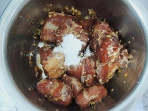 排骨腌制入味以后，再加入1大勺淀粉和一小勺香油。
