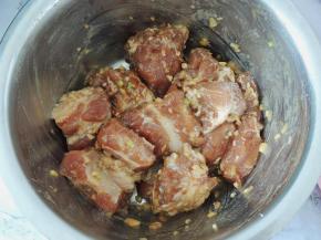 再次用手抓匀，直到排骨出现黏性就可以了。淀粉和香油可以锁住排骨里面的水分，蒸出来的排骨才会鲜嫩多汁，吃起来不会干柴发硬。