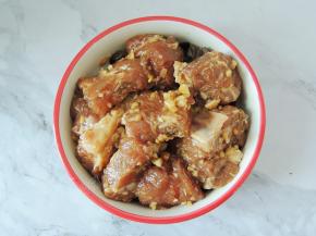 将排骨平铺在木耳上面。尽量平铺，不要堆叠在一起。