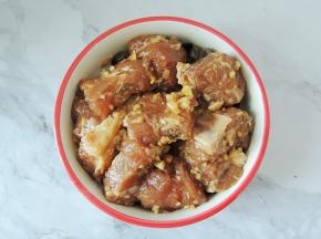 将排骨平铺在木耳上面。尽量平铺，不要堆叠在一起。