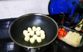 日本豆腐切均匀块；金针菇洗干净；番薯切块