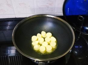 放入油锅里煎至两边金黄
