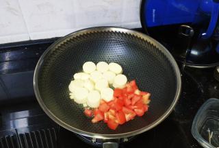 倒入番茄块煮至软淋出水