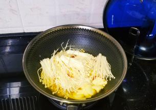 放入金针菇
