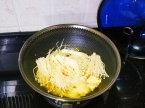 放入金针菇