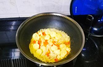 倒入适量水，放入盐糖调味，煮至金针菇变软即可