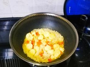 倒入适量水，放入盐糖调味，煮至金针菇变软即可