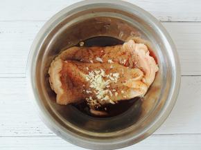 将鸡胸肉放入碗中，加入生抽、料酒和蒜末，抓匀腌制半小时入味。