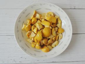 腌制鸡胸肉的时候来准备栗子饭。板栗随意掰成小块，不需要太碎。