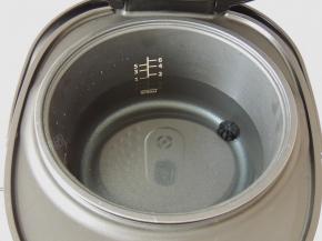 巧釜脱糖电饭煲的三角釜中加入清水。我煮两杯米，所以水位放到数字“2”的位置就可以了。