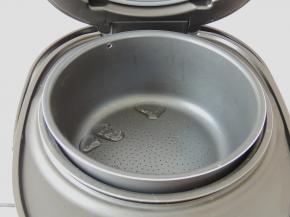 放入甄子，清水会通过甄子底部的小孔渗透上来。