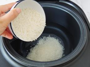 大米清洗干净，沥干水分，然后倒入甄子里面。