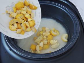 将板栗也倒入到甄子里面。板栗多少比较随意，喜欢吃的话就多放一些。