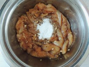鸡胸肉腌制入味之后，放入一勺淀粉，抓匀。放入淀粉可以锁住鸡胸肉内部的水分，让鸡胸肉口感更加鲜嫩。