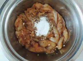 鸡胸肉腌制入味之后，放入一勺淀粉，抓匀。放入淀粉可以锁住鸡胸肉内部的水分，让鸡胸肉口感更加鲜嫩。