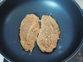 不粘锅里面放入5ml橄榄油，加热20秒，然后放入鸡胸肉。