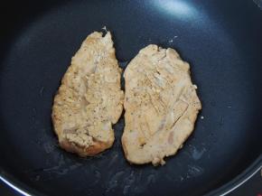 中火，两面各煎15秒，让鸡胸肉两面的颜色微微变白就可以了。