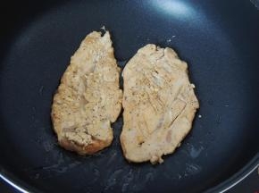 中火，两面各煎15秒，让鸡胸肉两面的颜色微微变白就可以了。