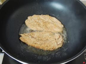 倒入50ml清水，盖上锅盖，转成小火，焖煮2分钟左右。