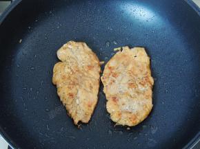 当锅里水分基本收干，听到“呲呲”的声音的时候，转中火，两面各煎20秒。