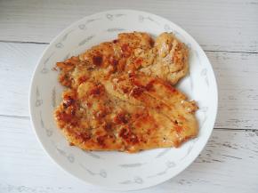 将鸡胸肉两面都煎至颜色金黄就可以了，盛入盘中备用。