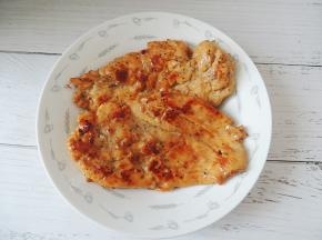 将鸡胸肉两面都煎至颜色金黄就可以了，盛入盘中备用。