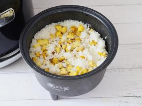 栗子饭煮好以后盛入碗中。脱糖栗子饭，不含糖更健康，放心吃米饭。