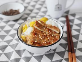 将鸡胸肉切成小块，摆到米饭上面，撒一些熟炒的白芝麻就可以吃啦。