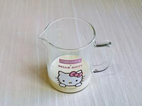 首先将牛奶倒入学厨量杯中，加入酵母粉，抽打均匀至酵母粉化开。